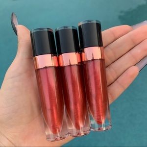 “𝖇𝖑𝖔𝖔𝖉𝖘𝖚𝖈𝖐𝖊𝖗“ lipgloss